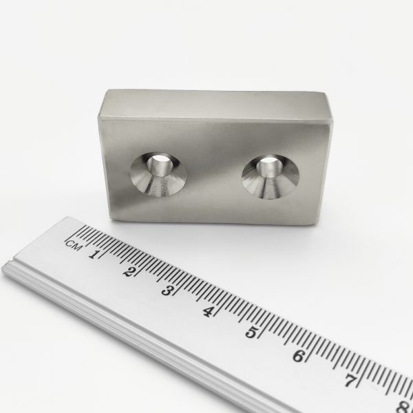 Neodymový magnet kvádr 50x30x13 mm s 2 dírami oboustranný - N45