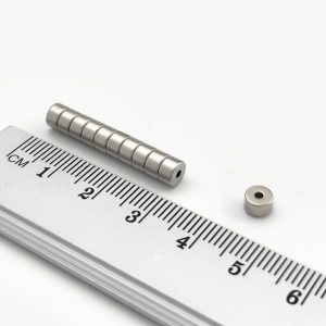 Neodymový magnet prsten 5-1,5x3 mm - N38
