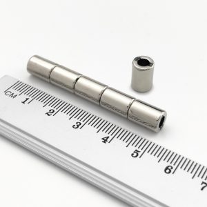 Neodymový magnet prsten 7-3,7x10 mm - N42
