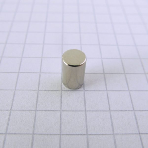 Neodymový magnet válec 5x8 mm - N38