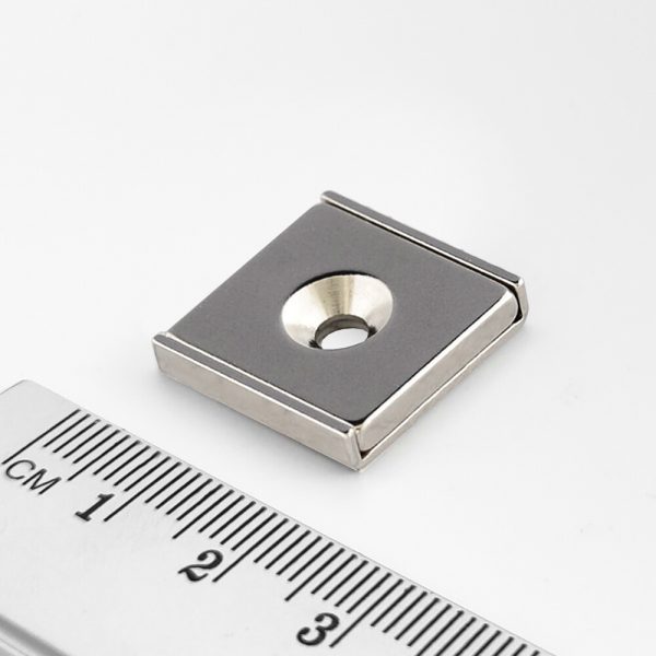 Magnet v pouzdře s dírou pro šroub 20x20x4 mm