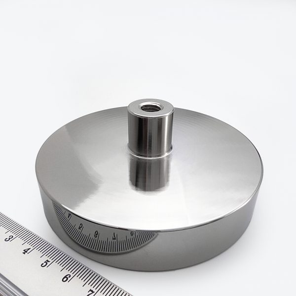 Magnet v pouzdře s vysunutým vnitřním závitem 100x20 mm
