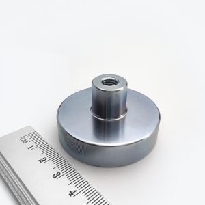 Magnet v pouzdře s vysunutým vnitřním závitem 48x12 mm