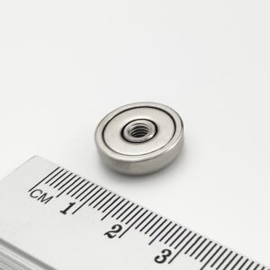 Magnet v pouzdře se závitem přes celý magnet 16x5 mm