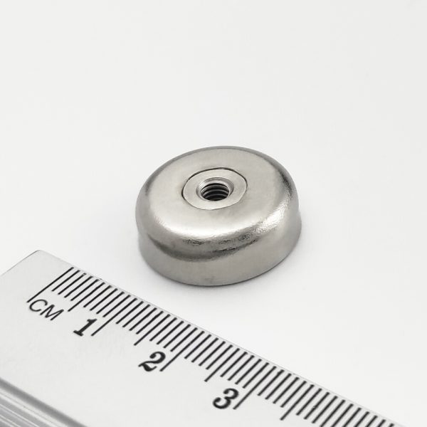 Magnet v pouzdře se závitem přes celý magnet 20x7 mm