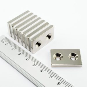 Neodymový magnet kvádr 30x20x4 mm s 2
  dírami M4 (jižní pól na straně s prohlubněmi) - N38