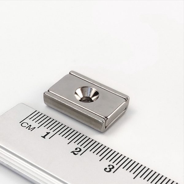 Magnet v pouzdře s dírou pro šroub 20x13,5x5 mm