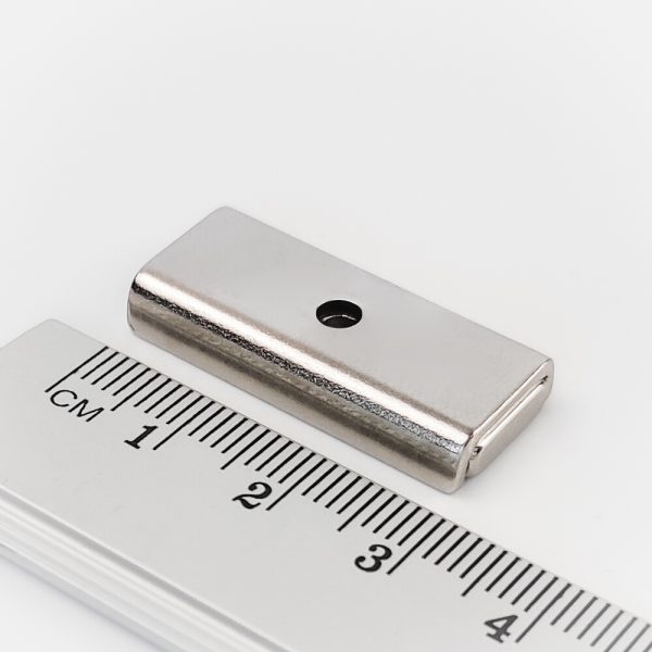 Magnet v pouzdře s dírou pro šroub 30x13,5x5 mm