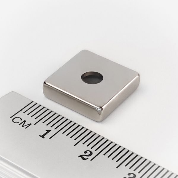 Neodymový magnet kvádr 15x15x4 mm s dírou M4