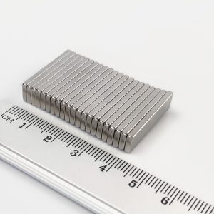 Neodymový magnet kvádr 26x7x2 mm - N38UH