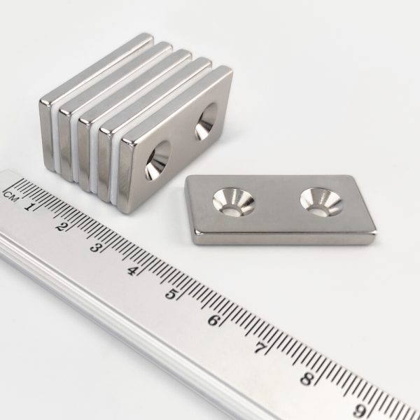 Neodymový magnet kvádr 40x20x4 mm s 2 dírami M4