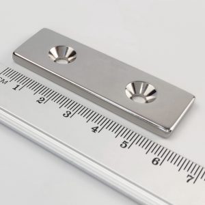 Neodymový magnet kvádr 60x20x4 mm s 2 dírami M4