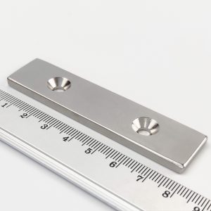Neodymový magnet kvádr 80x20x4 mm s 2 dírami M4