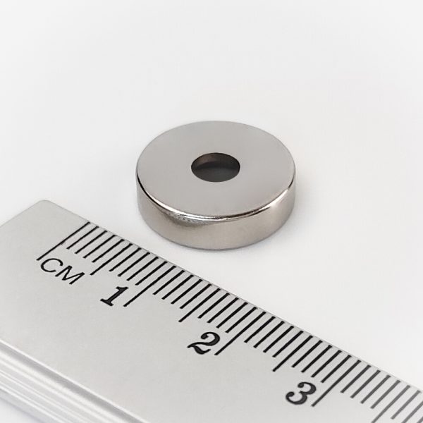 Neodymový magnet válec 15x4 mm s dírou M4