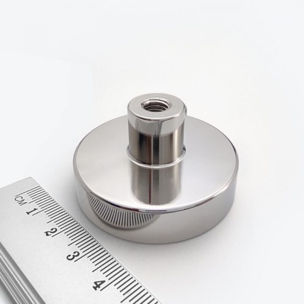 Magnet v pouzdře s vysunutým vnitřním závitem 48x12 mm