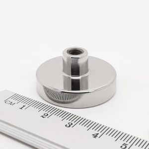 Magnet v pouzdře s vysunutým vňitřním závitem 32x7 mm