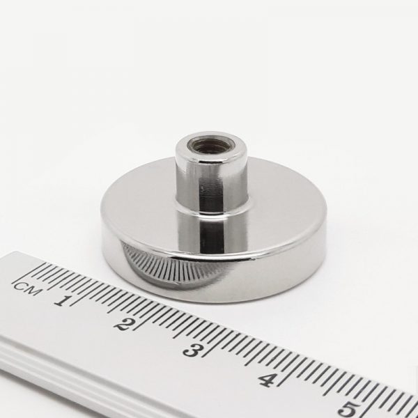 Magnet v pouzdře s vysunutým vňitřním závitem 32x7 mm