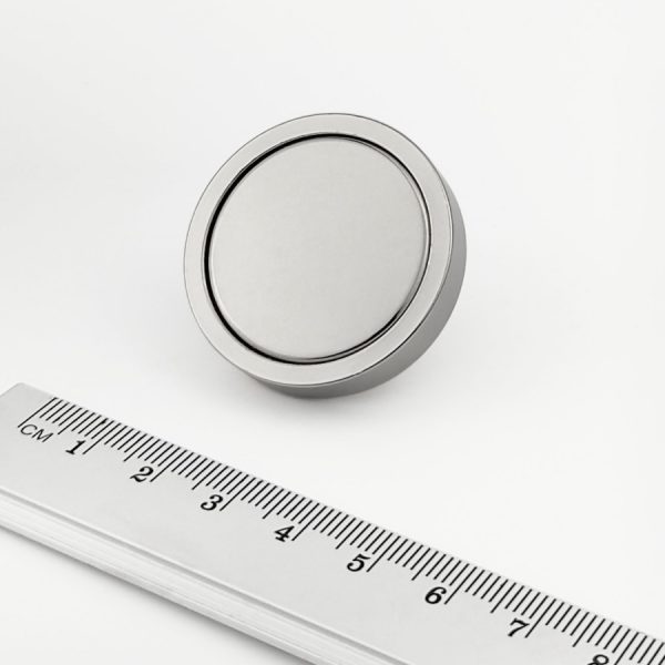 Magnet v pouzdře s vysunutým vňitřním závitem 36x8 mm