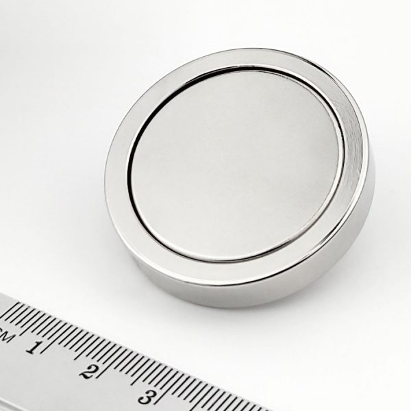 Magnet v pouzdře s vysunutým vňitřním závitem 42×8,5 mm