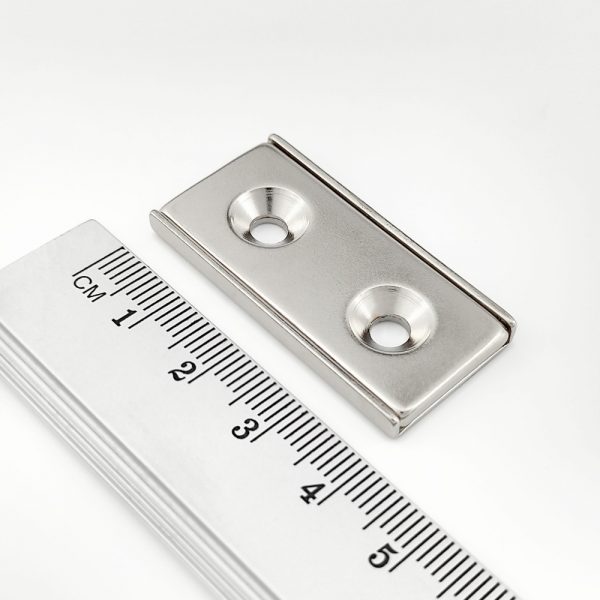 Magnet v pouzdře s dírami pro šrouby 40x20x4 mm