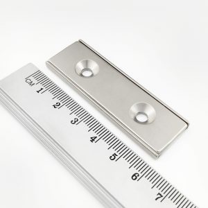Magnet v pouzdře s dírami pro šrouby 60x20x4 mm