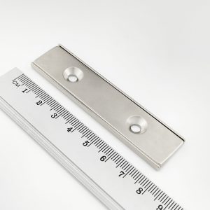 Magnet v pouzdře s dírami pro šrouby 80x20x4 mm