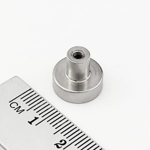 Magnet v puzdre s vysunutým vnútorným závitom 13×4 mm