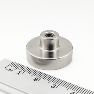 Magnet v pouzdře s vysunutým vňitřním závitem 25×7 mm