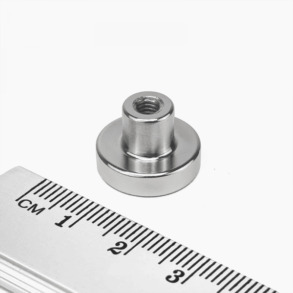 Magnet v pouzdře s vysunutým vnitřním závitem 16x4,5 mm - N38
