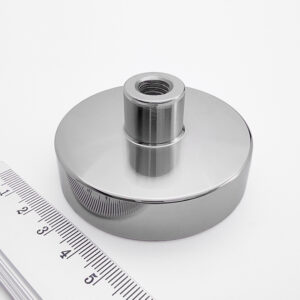 Magnety v pouzdře s vysunutým vnitřním závitem