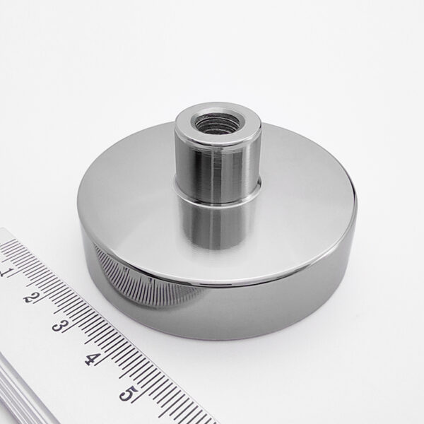 Magnety v pouzdře s vysunutým vnitřním závitem