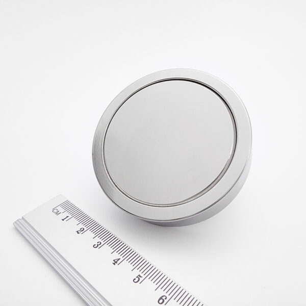 Magnety v pouzdře s vysunutým vnitřním závitem